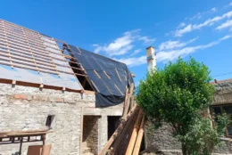 Část domu při rekonstrukci střechy