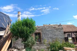 Přední část domu před stavbou nové střechy