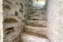 Renovace původních kamenných schodů a zdí