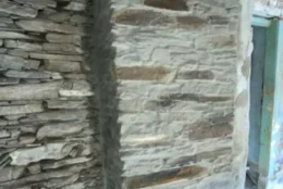 Renovace zdi u vstupu