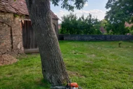 Stodola před rekonstrukcí v zahradě