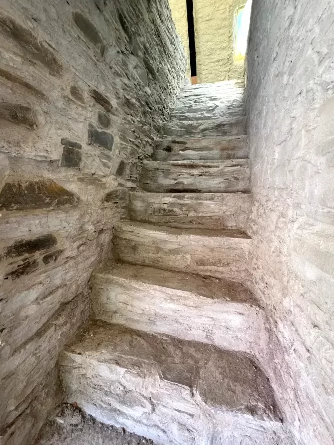 Renovace původních kamenných schodů a zdí