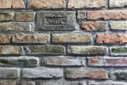 Cihlová zeď s. nápisem